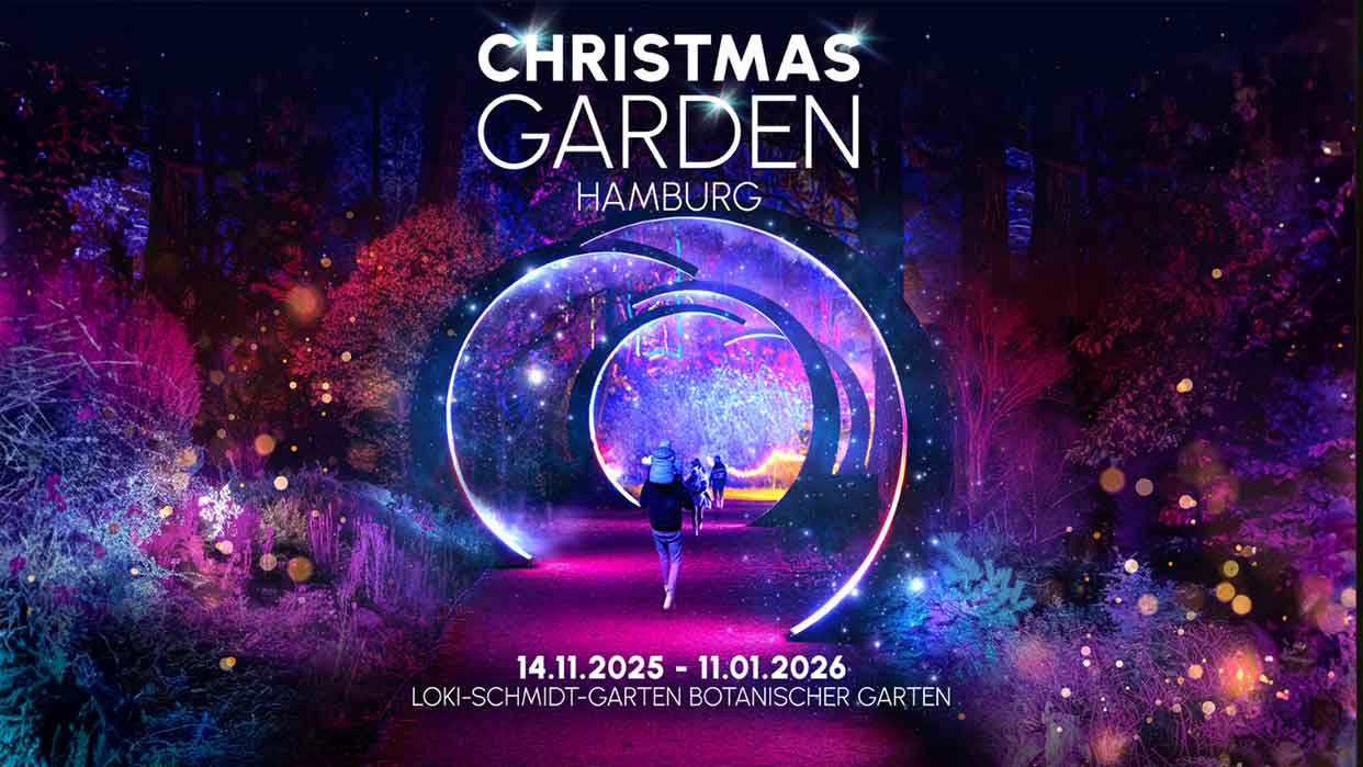 Beleuchteter Gartenweg mit großen, leuchtenden, runden Torbögen und Menschen, darüber der Text 'CHRISTMAS GARDEN HAMBURG' und Veranstaltungsdaten vom 14.11.25 bis 11.01.26 im Loki-Schmidt-Garten Botanischer Garten.