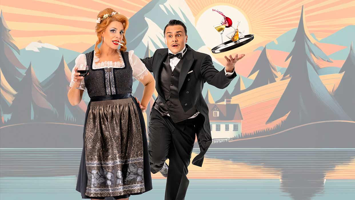 Frau in traditionellem Dirndl mit Weinglas und Mann im Frack, der ein Tablett mit einem Cocktailglas balanciert, vor einer stilisierten Berg- und Seelandschaft.