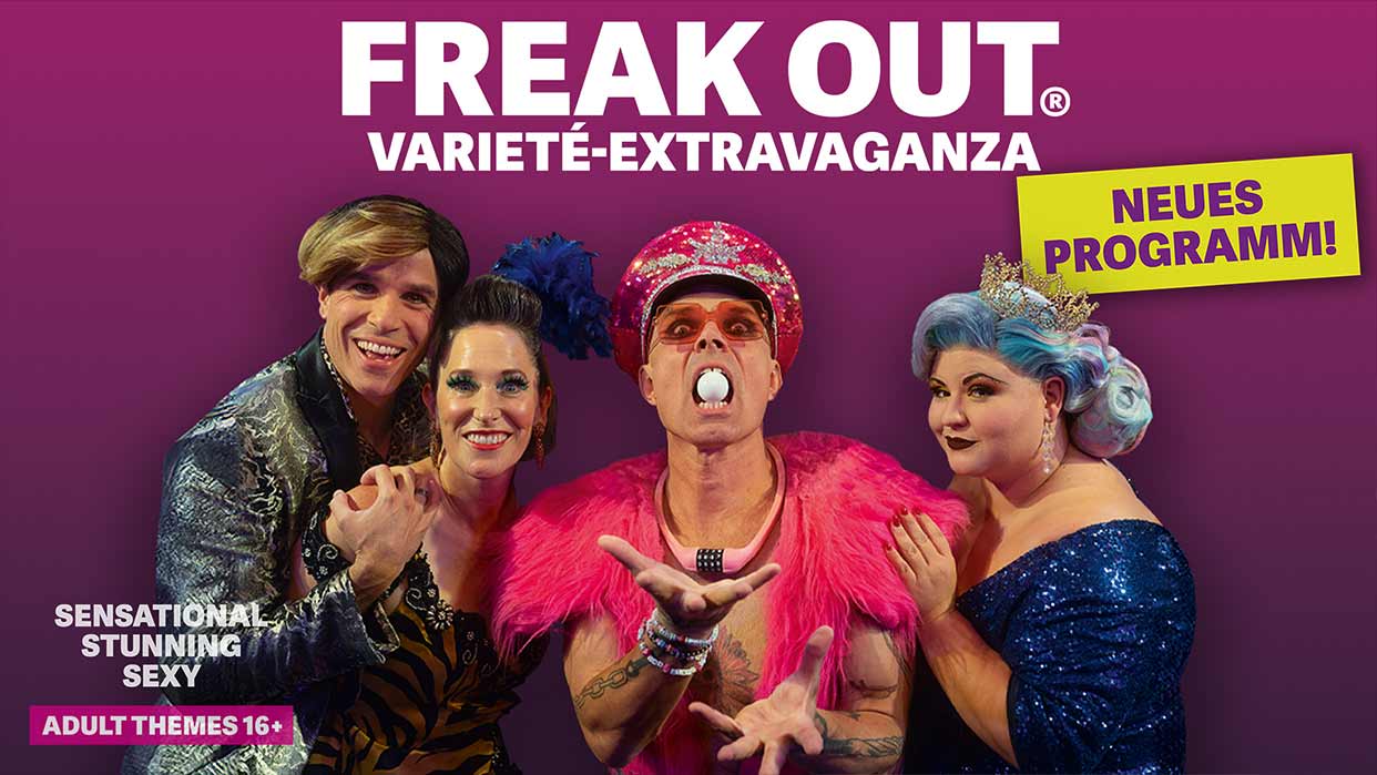 Vier Personen in auffälligen Kostümen und Perücken vor violettem Hintergrund mit dem Schriftzug 'FREAK OUT VARIETÉ-EXTRAVAGANZA NEUES PROGRAMM'.