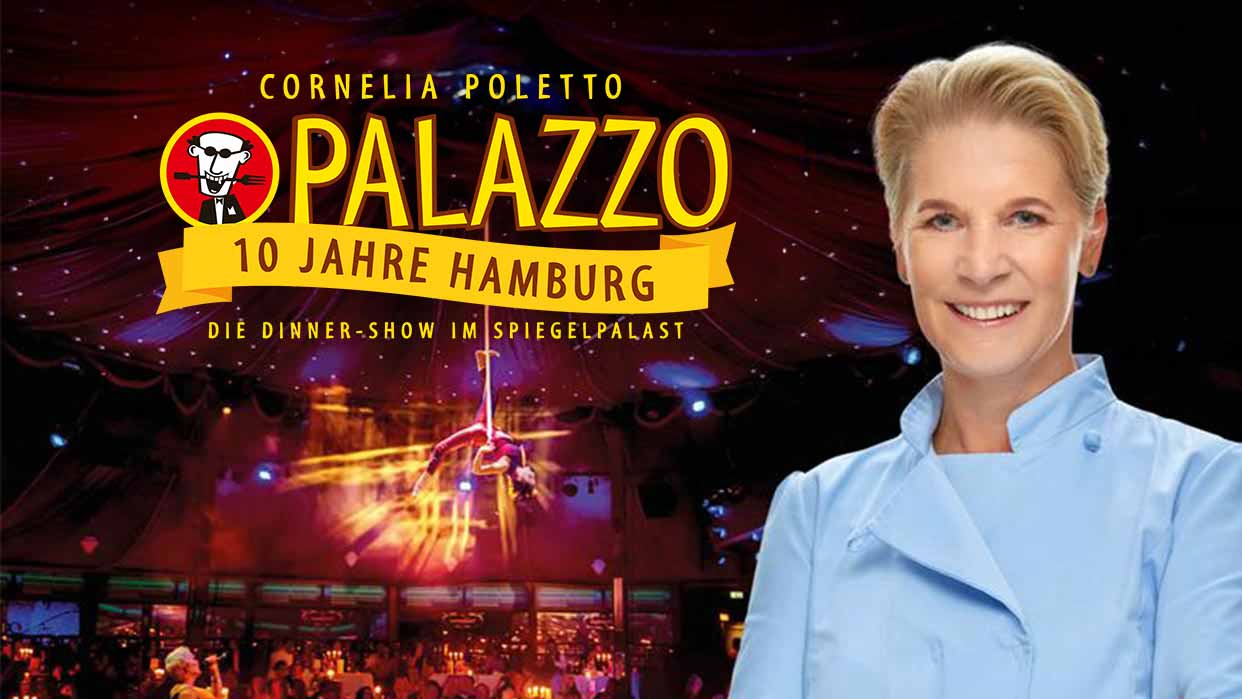 Cornelia Poletto in hellblauem Hemd vor Bühne mit rotem Vorhang und Schriftzug 'Palazzo 10 Jahre Hamburg Die Dinner-Show im Spiegelpalast'.