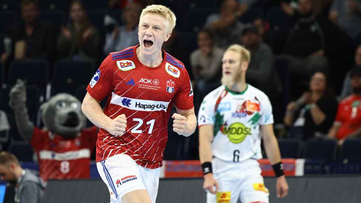 Ein Handballspieler mit der Nummer 21 in einem roten Trikot jubelt.
