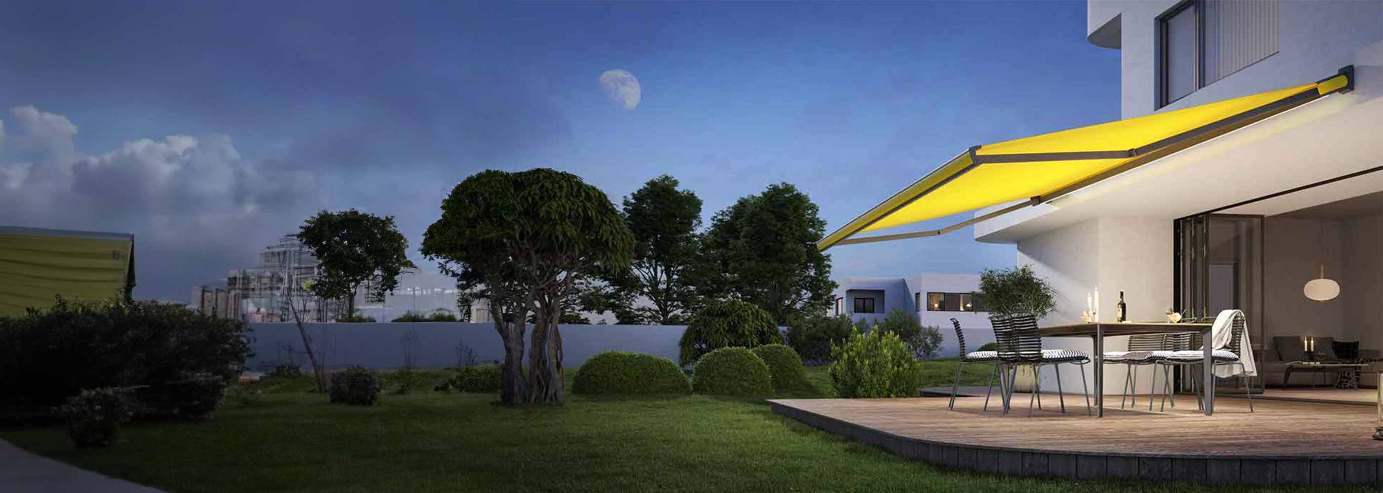 Moderner Garten mit Rasen, Büschen, Bäumen und einem Haus mit gelber Markise über einer Terrasse mit Tisch und Stühlen bei Abenddämmerung.