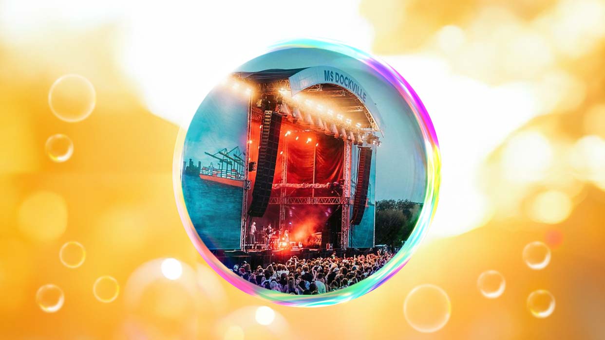 Bühne des MS Dockville Festivals mit Publikum, eingefangen in einer Seifenblase vor gelbem Hintergrund.