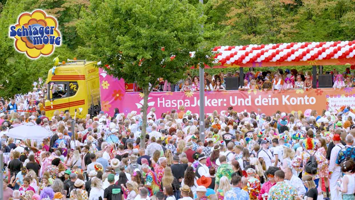 Bunter HapsaJoker Umzugswagen mit roten und weißen Luftballons und vielen Menschen in bunter Kleidung beim  Schlagermove Hamburg.