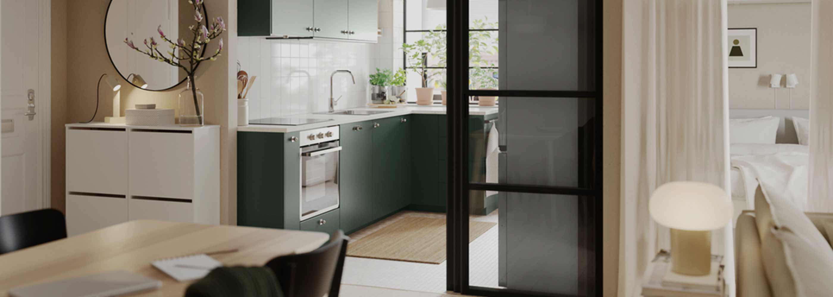 Moderner Wohnraum mit offener Küche, Essbereich mit Holztisch und schwarzen Stühlen, durch eine Glas-Schiebetür.