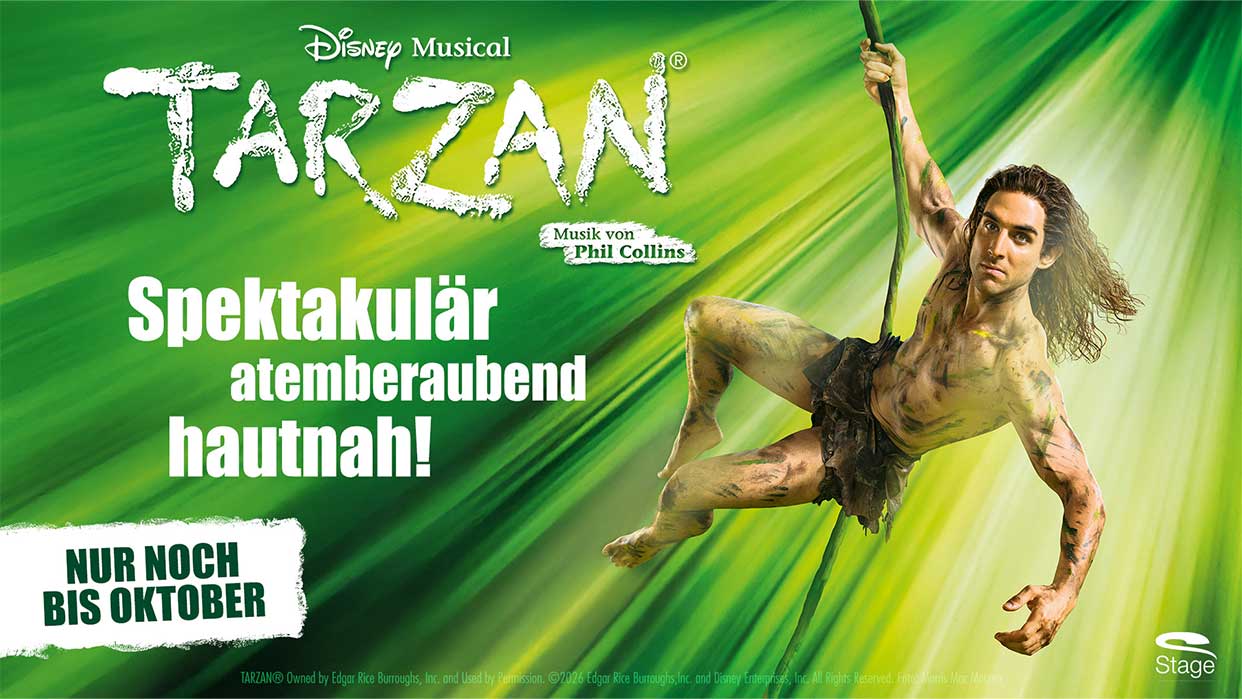 Silhouette einer schwingenden Person an einem Seil vor grünem, verwischtem Hintergrund mit dem Schriftzug 'Disney Musical TARZAN Musik von Phil Collins'.