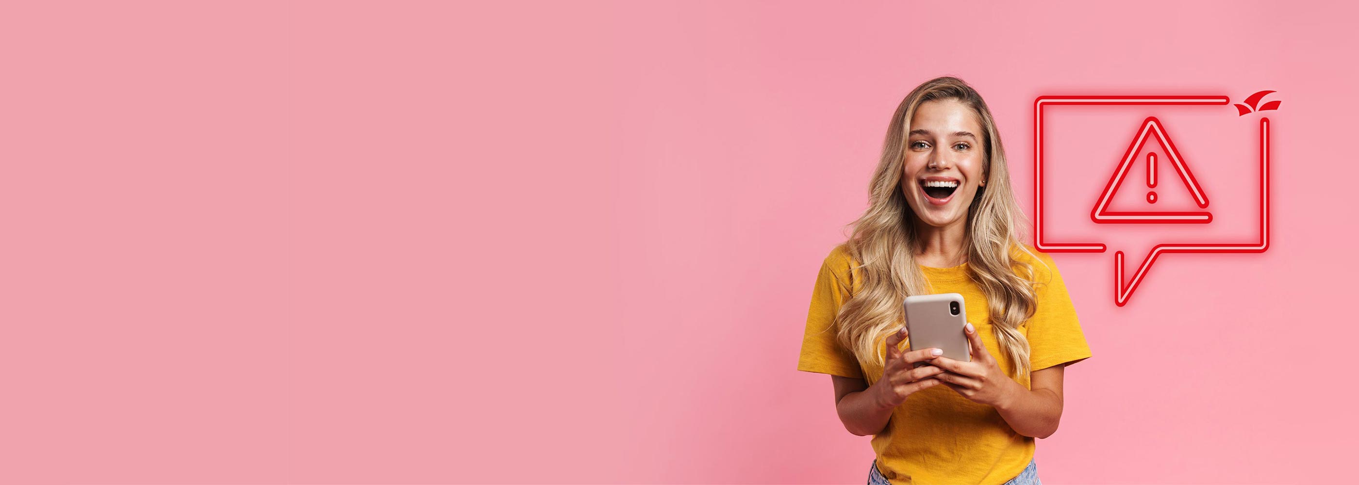 Frau mit langen blonden Haaren in gelbem T-Shirt hält Smartphone vor rosa Hintergrund.