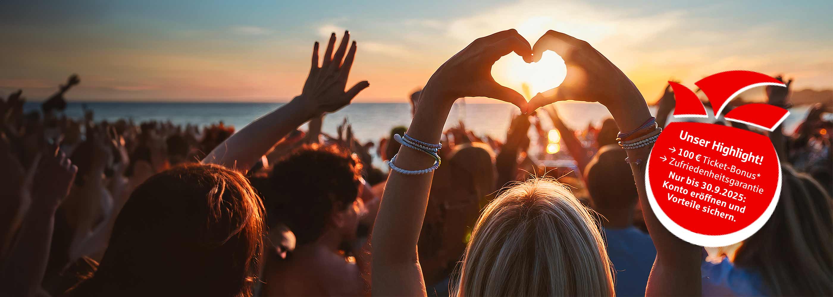 Menschenmenge bei Sonnenuntergang, eine Frau formt mit den Händen ein Herz.