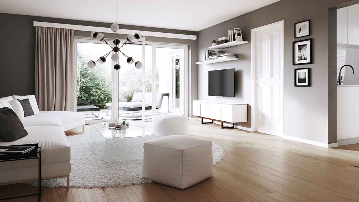 Modernes Wohnzimmer mit weißem Ecksofa, Teppich, TV an der Wand und großem Fenster mit Blick auf Terrasse.