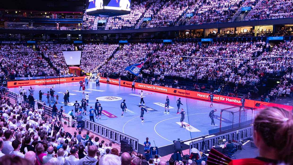 Vollbesetzte Barclays Arena während eines Handballspiels des Handball Sport Verein Hamburg. 