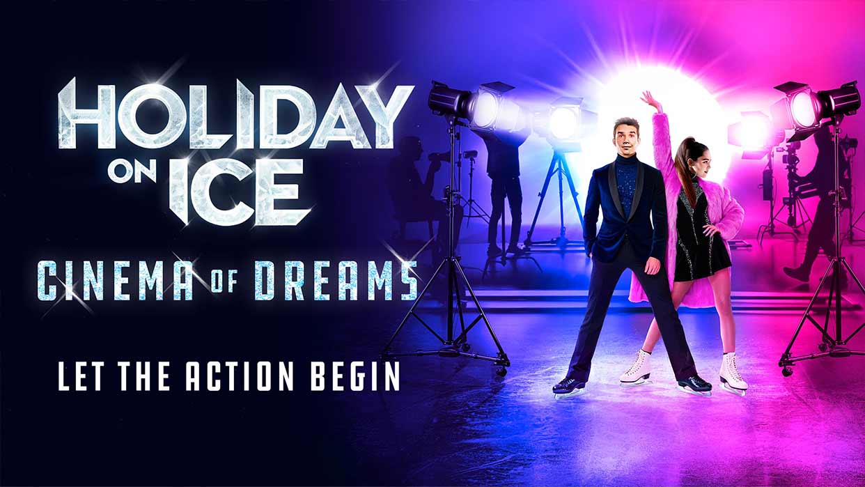 Zwei Eiskunstläufer in eleganter Kleidung posieren vor hellen Scheinwerfern, daneben der Schriftzug 'Holiday on Ice Cinema of Dreams, Let the Action Begin'.