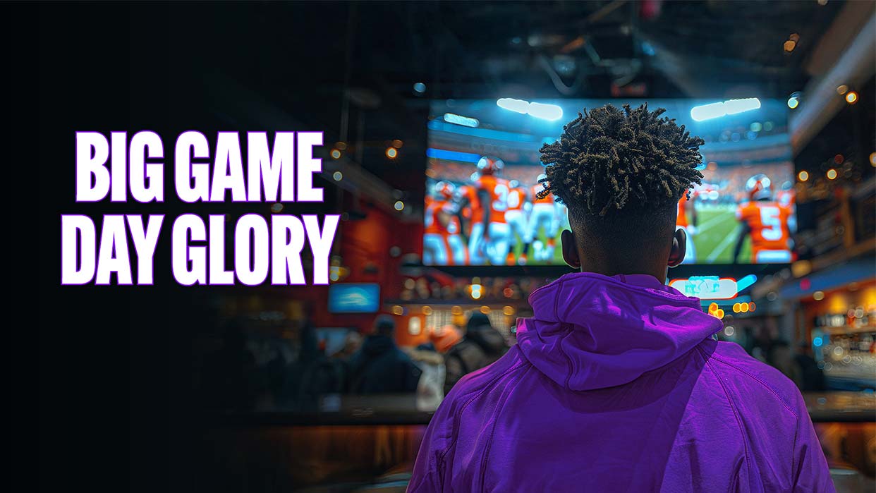 Rückansicht einer Person mit lockigem Haar und lila Kapuzenjacke vor einem Fernseher, der ein Footballspiel zeigt.