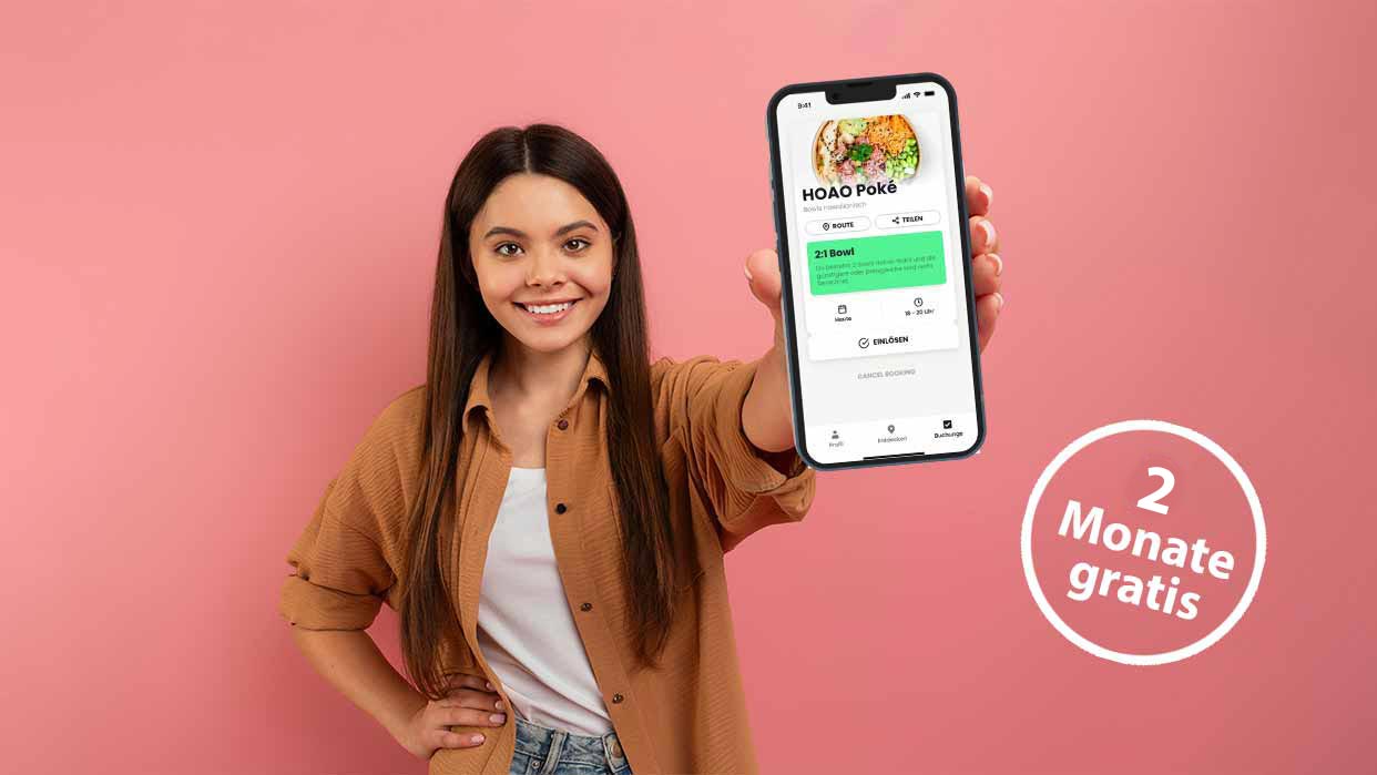 Junge Frau zeigt lächelnd ein Smartphone mit der NeoTaste-App, daneben steht der Text „3 Monate gratis.“