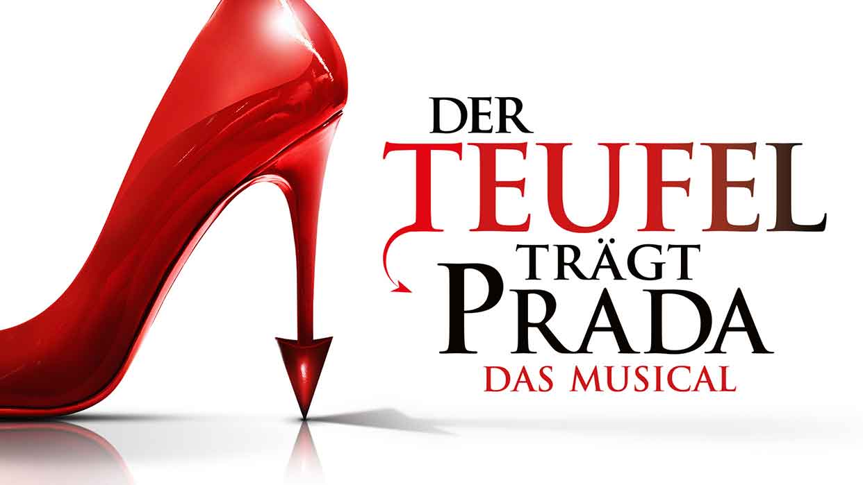 Roter Highheel mit spitz zulaufender Absatzspitze in Form eines Pfeils neben dem Schriftzug 'DER TEUFEL TRÄGT PRADA DAS MUSICAL'